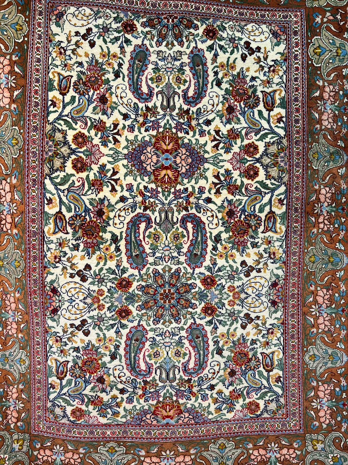 QOM RUG FINE QUALITY (FOUNDATION IS SILK ).