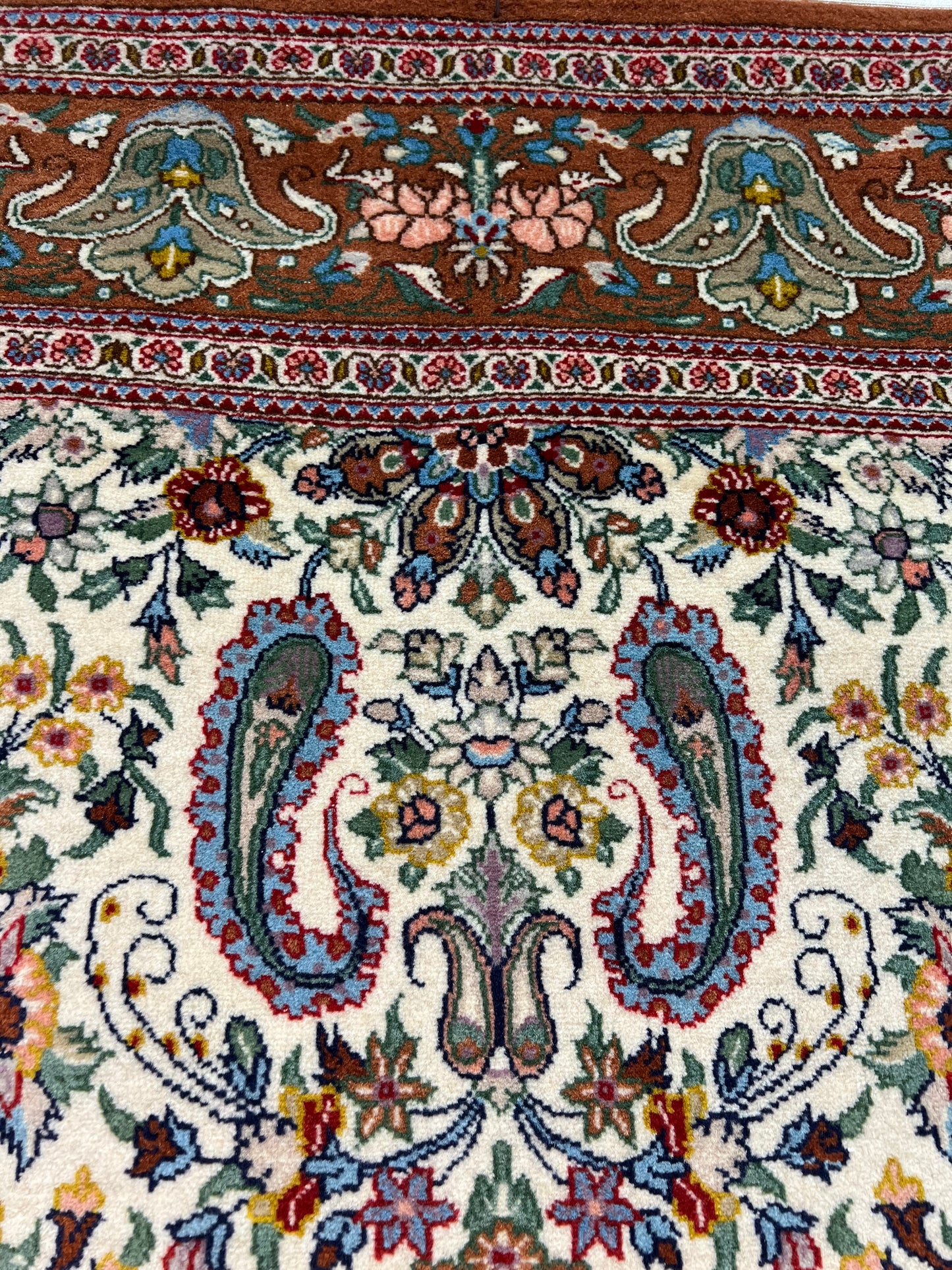 QOM RUG FINE QUALITY (FOUNDATION IS SILK ).