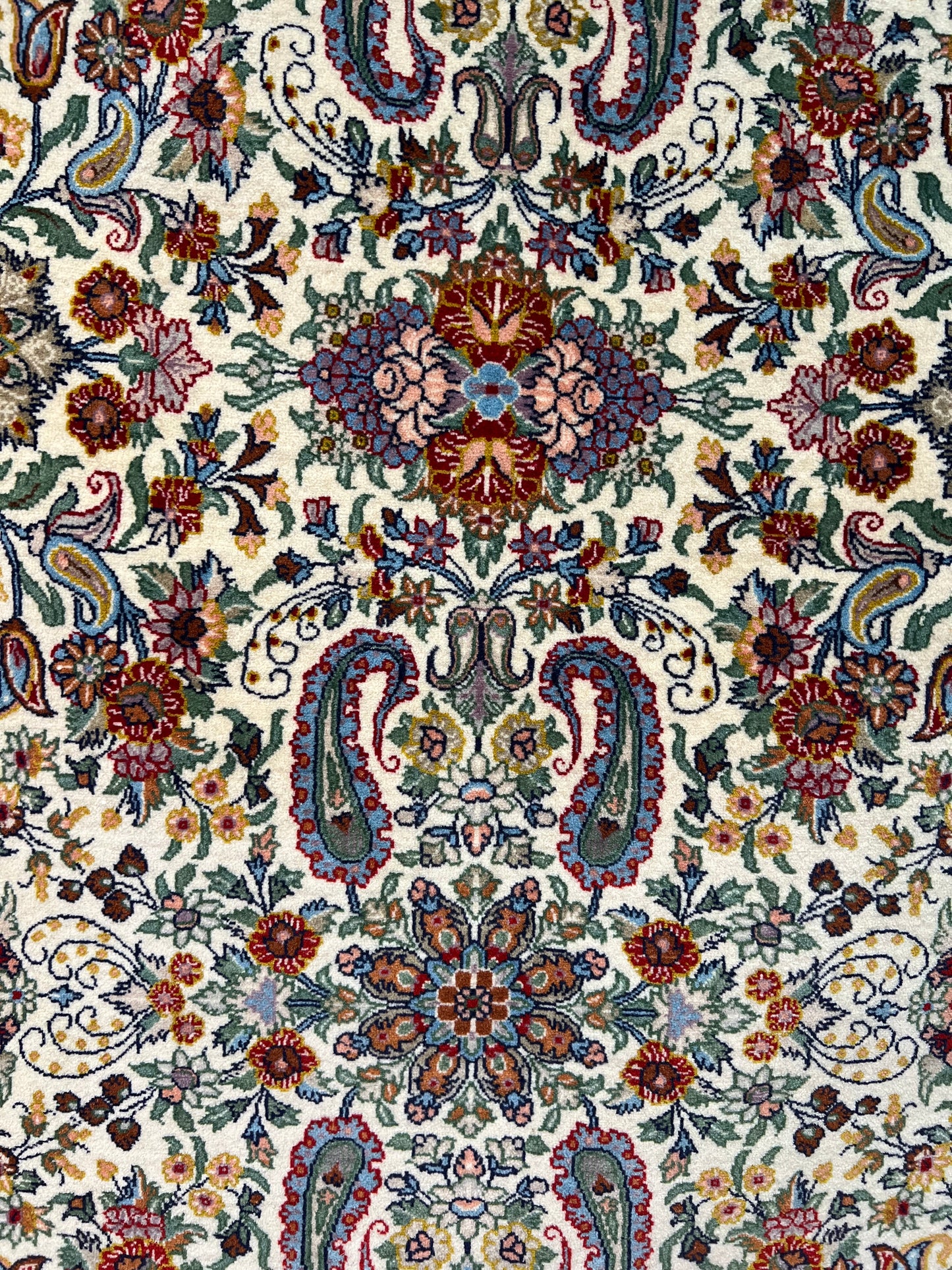 QOM RUG FINE QUALITY (FOUNDATION IS SILK ).