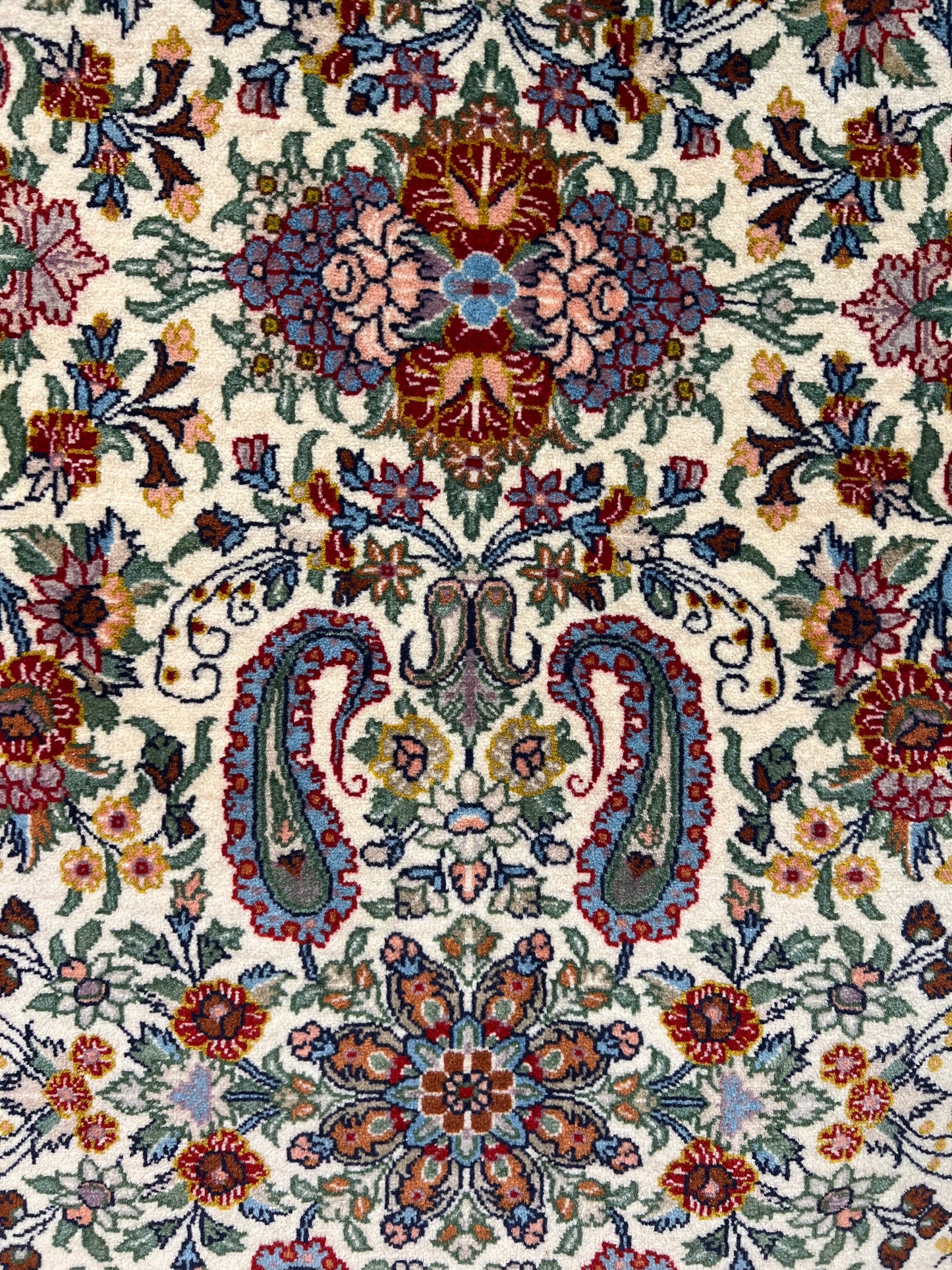 QOM RUG FINE QUALITY (FOUNDATION IS SILK ).