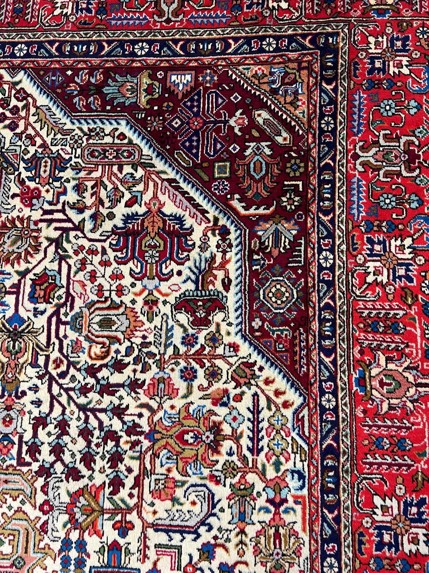 TABRIZ RUG GEOMETRIC PATTERN