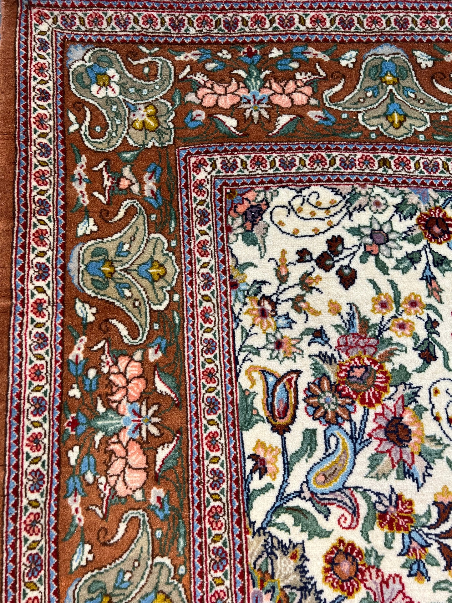 QOM RUG FINE QUALITY (FOUNDATION IS SILK ).