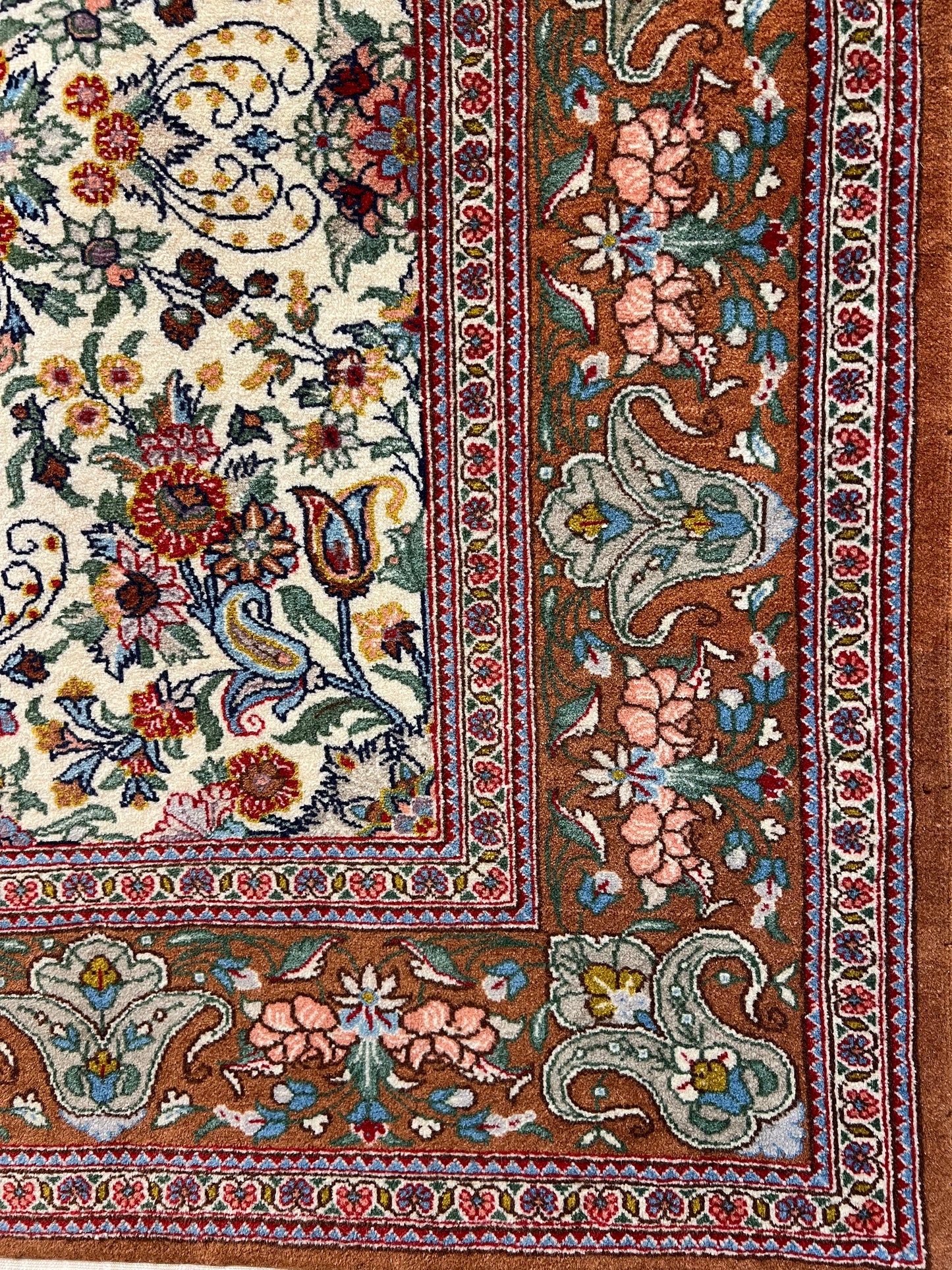 QOM RUG FINE QUALITY (FOUNDATION IS SILK ).