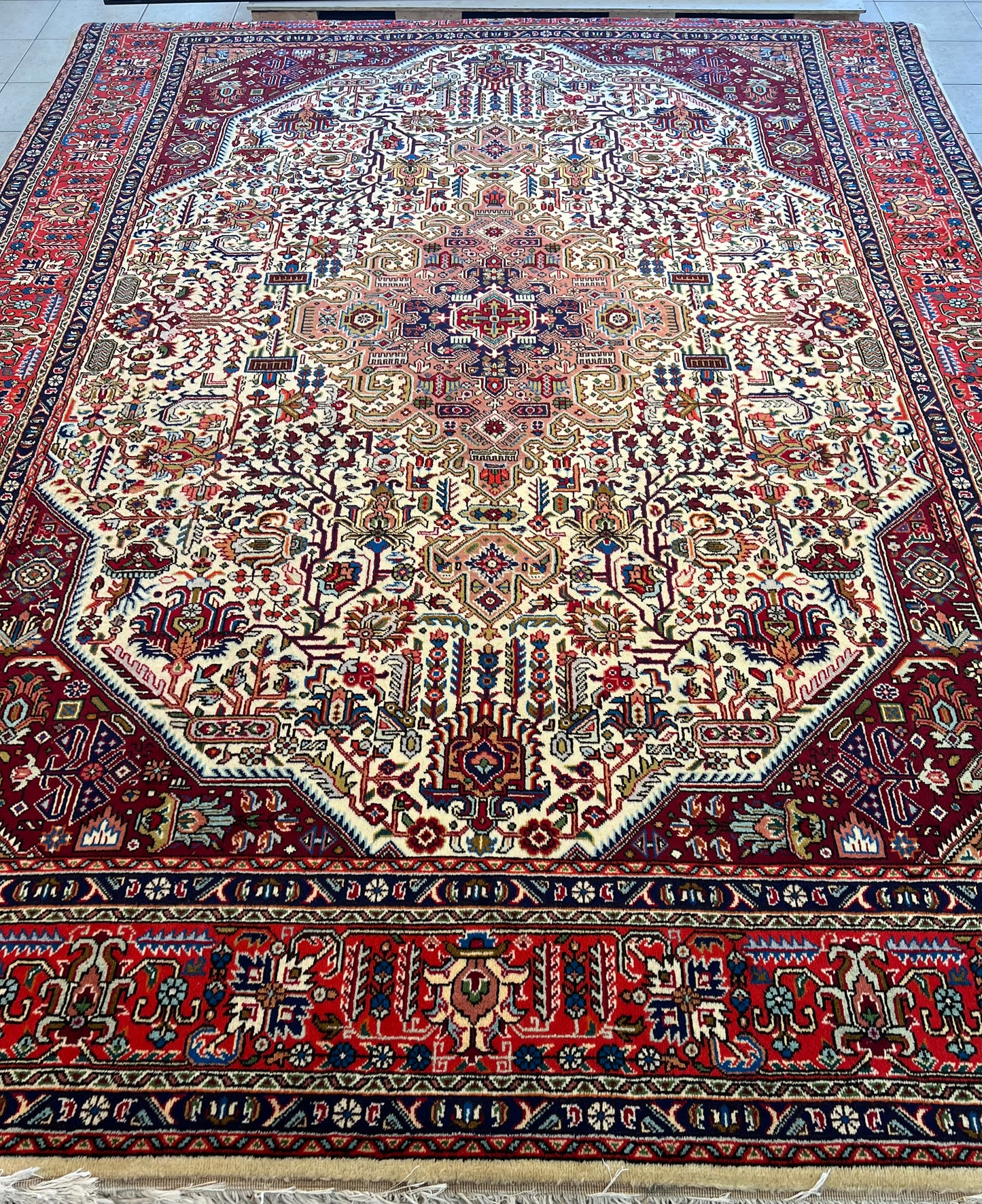 TABRIZ RUG GEOMETRIC PATTERN