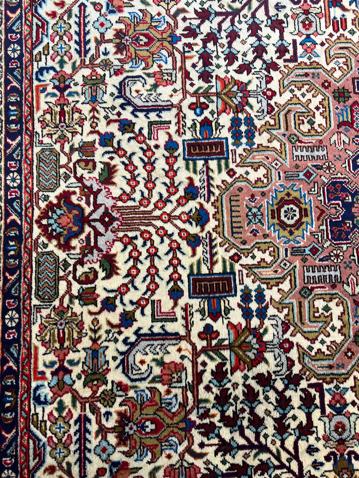 TABRIZ RUG GEOMETRIC PATTERN
