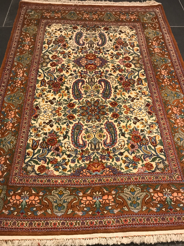 QOM RUG FINE QUALITY (FOUNDATION IS SILK ).