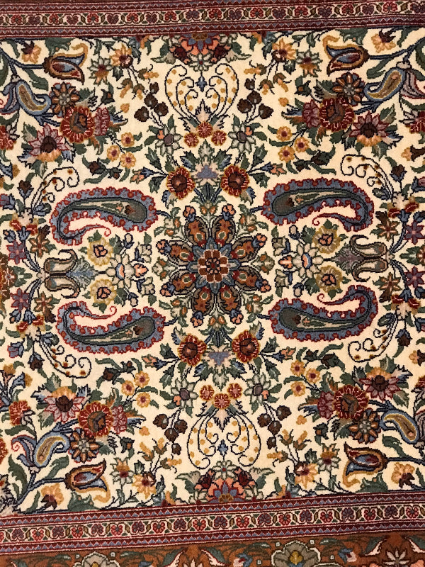 QOM RUG FINE QUALITY (FOUNDATION IS SILK ).