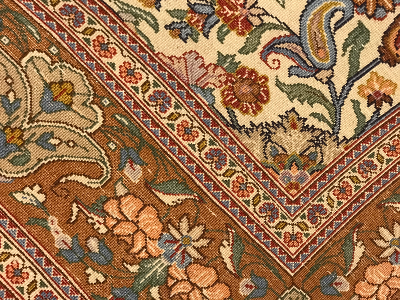 QOM RUG FINE QUALITY (FOUNDATION IS SILK ).